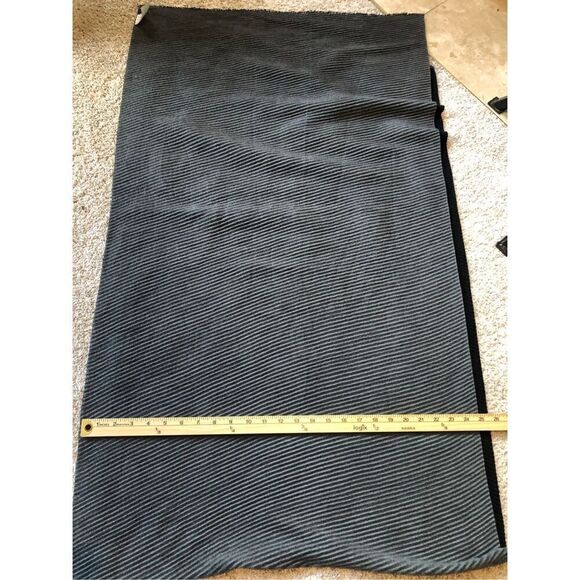 14th & Union Women’s Black and Gray Reversal Pattern Design Scarf - Picture 5 of 6